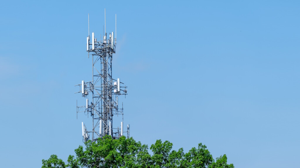 Starlink Mobile: SpaceX Seeks Access to More Than 80,000 U.S. Cell Sites For Wireless Network